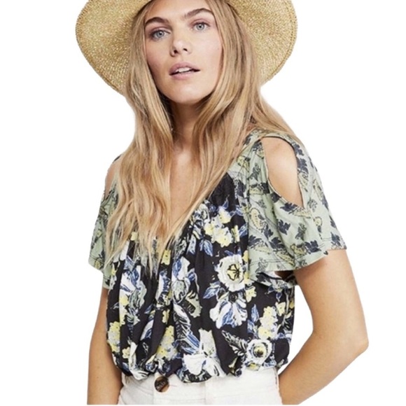 Free People Tops - Free People “Baja Babe Cold Shoulder” top in black floral combo, size L 🖤